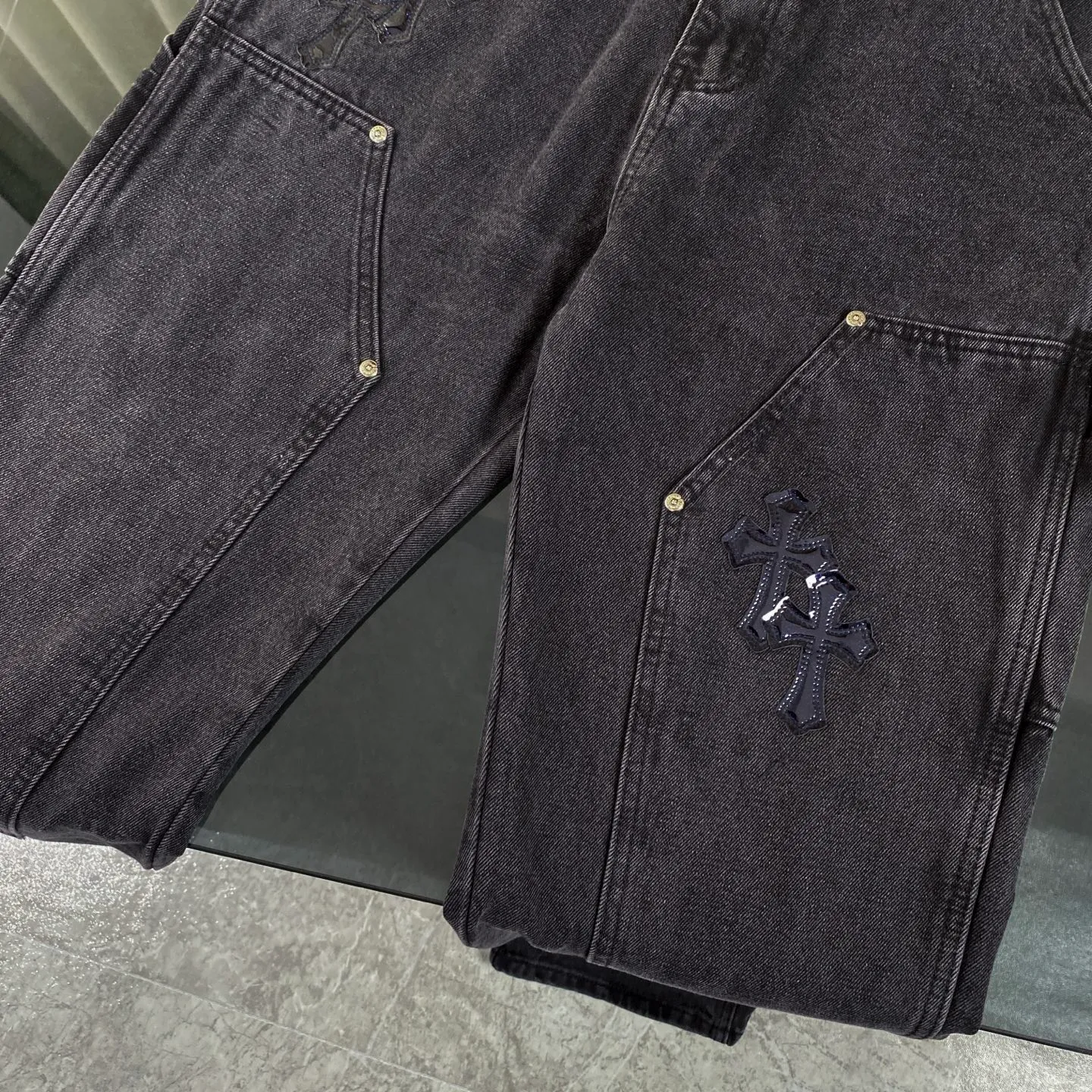P270 CH Chromehearts limited edition work jeans denim logging pants, cabinet price 34W level, patchwork cross pattern embellishment, washed jeans! ! An absolutely high-end luxury product, a 1.9W-level god-level single product, a super popular product, made by top heavy industry, a magic weapon that cannot be missed! [About Zangyin] This is an extremely luxurious fashion brand that can also be called the aristocracy of the high street. It has always been an exclusive brand for some hipsters or rich second generations. Compared with ordinary high streets, it is more luxurious and noble. Compared with luxury brands, it is more fashionable and individual. It has always been a brand that I have a special liking for. [Top heavy industry fashion design] Consistently high-street luxury style. Speaking of this style, the Zangyin family and GU family are definitely the leading representative brands. Especially the Zangyin family has really achieved a state-of-the-art effect in creating high-street style. The unique washed material is used to create this style. The color system is already quite eye-catching. After it is decorated with patchwork cross flowers, it cleverly highlights the charm of the brand. Secondly, this style uses classic The high-waist cutting design highlights the long legs and fashionable temperament of the upper body. The brand is highly recognizable and the slim fit configuration is more suitable for daily wear. It is a product that interprets personality, fashion, and specifications at a glance. This single product is enough to make any fan excited. It can be a white T-shirt for a youthful college style, or a tight suspender for a royal style. It has strong matching ability and can be easily controlled by men.  [Materials and craftsmanship] Needless to say, this point goes without saying. As an excellent craftsman brand, Zangyin’s requirements for details and craftsmanship are really perfect. The washed color of this model has gone through so many processes, not to mention the embellishment of denim appliques. It is also purely hand-made and sewn. Just like what they believe in, only hand-made things have soul and have the meaning of wear. A top-notch heavy-duty fashionable denim item, I look forward to your perfect interpretation! !  Color: black gray Size: 28-34